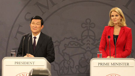 Chủ tịch nước Trương Tấn Sang và Thủ tướng Đan Mạch Helle Thorning-Schmidt có cuộc gặp gỡ ngắn với báo chí.